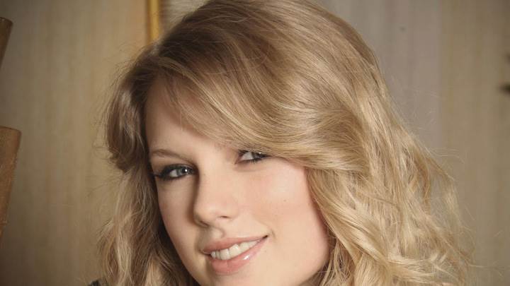 Taylor Swift Smiling Wet Lips N Golden Hairs Face Closeup